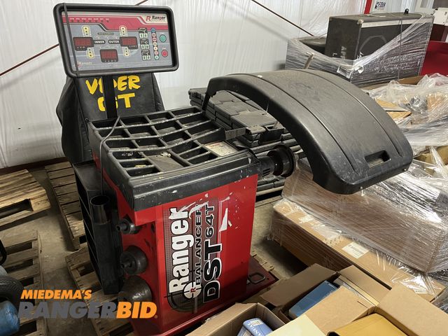 Lot 30-751 - Ranger DST 64T Tire Balancer In working condition. Municipality owned.