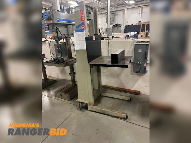 Lot 30-903 - regal  750 lb lift Regal 750 lb lift 5ft in working condition