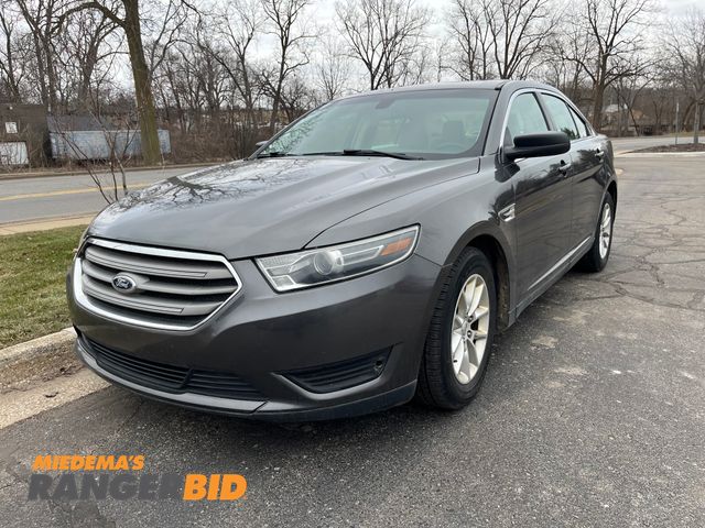 Lot 30-414 - 2015 Ford Taurus with a 3.5L V6 DOHC 24V engine. SE with 59595 miles Sedan FWD