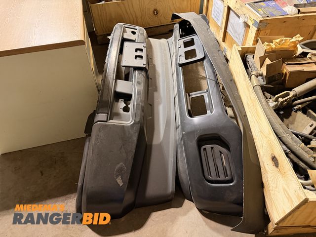 Lot 30-3739 - Lot of 2 bumpers, unknown make and model.