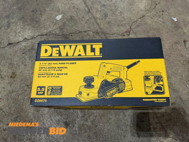 Lot 30-10877 - 1 New Dewalt D26676 3 1/4 Hand Planer Dewalt 3 1/4 inch hand planer, new in box