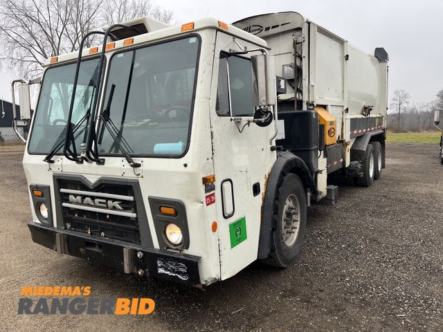 Lot 30-1668 - 2014 Mack LEU600 with a 10.8L L6 DIESEL engine. LABRIE 32yd refuse body Garbage Truck