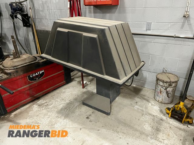 Lot 30-3393 - John Beam Tire Balancer, Match Balance Series Municipality owned. Seller will load. Worked when taken out of service.