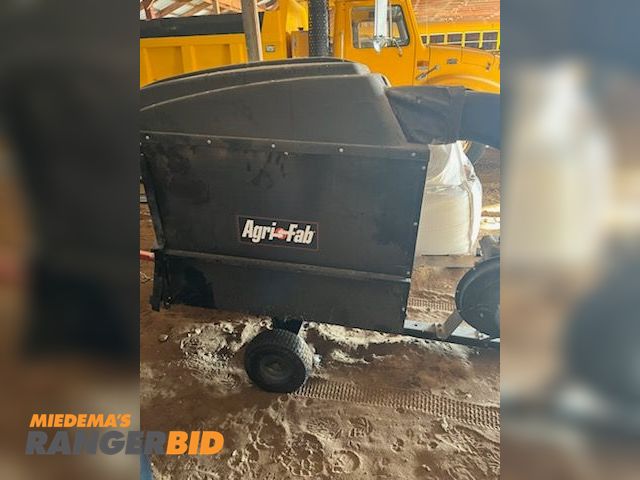 Lot 30-1194 - Agri Fab pull behind lawn vacuum, Briggs &amp; Stratton CR950 motor, 208CC. Runs and operates.