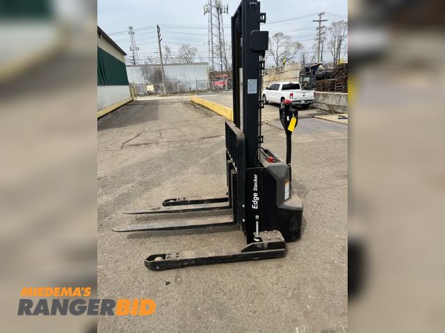 Lot 30-2117 - 2022 Line technology Pse26nsl null Line technology  stocker 
24 volt charger built-in Single face
20...