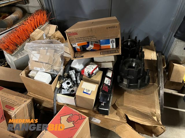 Lot 30-2206 - Pallet of truck parts, see picture for list- most are new