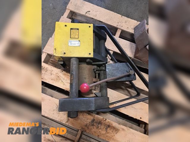 Lot 30-1012 - Weatherhead T-410 Weatherhead T-410 crimper
Includes crimping dies for 1/4, 3/8, 1/2, 3/4, 1, and 1 1/4 in. hoses