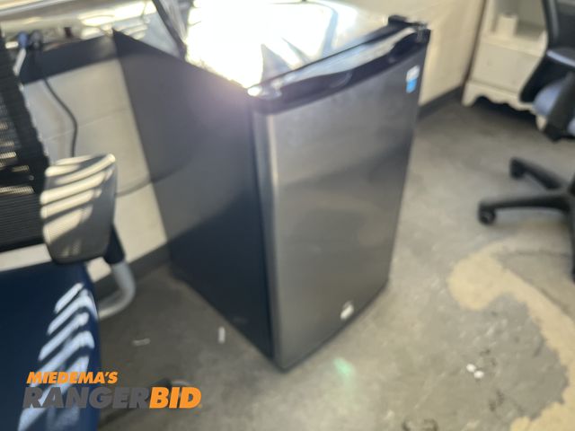 Lot 30-4535 - Electric Free Standing Avanti . Mini Fridge