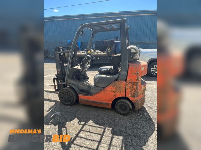 Lot 30-1969 - Toyota 8fgcu25 Forklift Toyota forklift 5000 LBS capacity 
Run and drive propane tank is not include...