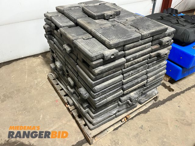 Lot 30-538 - Pallet of connectable weights