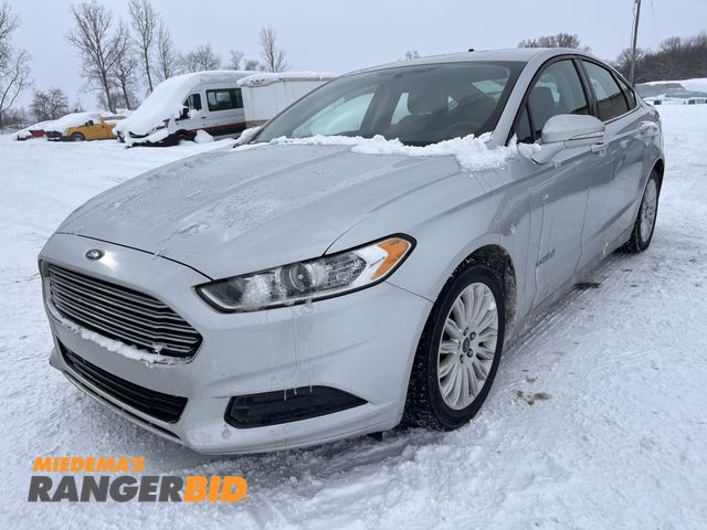 Lot 30-4888 - 2016 Ford Fusion SE with 57,317 miles Sedan Hybrid FWD