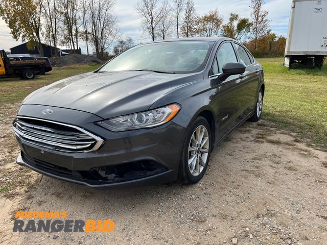 Lot 30-2888 - 2017 Ford Fusion Hybrid with a 2.0L L4 DOHC 16V HYBRID engine. SE Sedan FWD