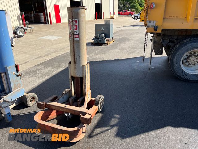 Lot 30-2931 - Gray Air Lift 14,000 lb Capacity. Municipality owned. Seller will load.