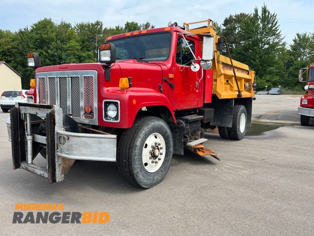 Lot 30-3336 - 2001 International 2554 4x2 with a 8.7L L6 DIESEL engine. Dump Truck