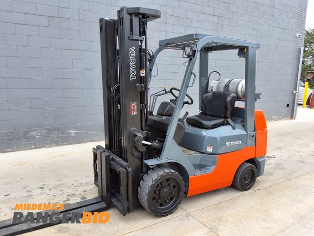 Lot 30-11111 - 2002 Toyota 6,000lbs Capacity Forklift - See Video For Operation