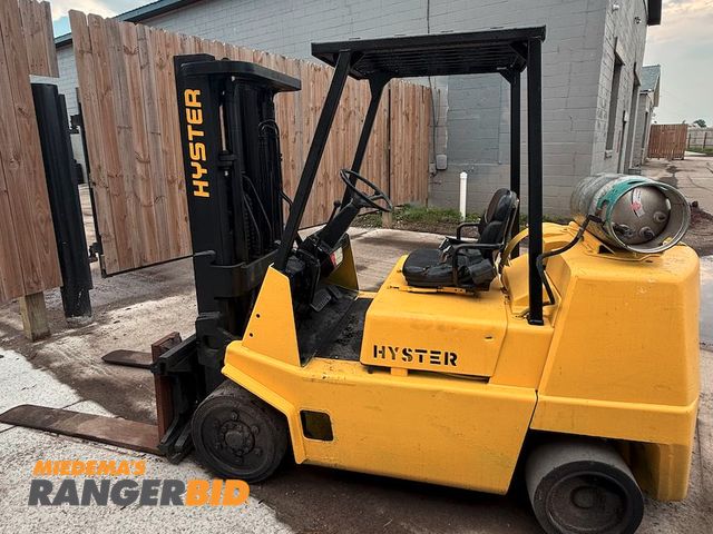 Lot 30-10505 - Hyster S80XL Forklift 8850lb Capacity Forklift. Starts runs and operates. Propane