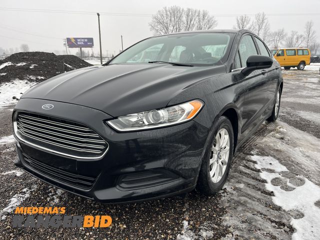 Lot 30-4858 - 2015 Ford Fusion S Sedan FWD