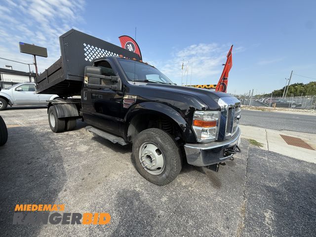 Lot 30-10936 - 2008 Ford F-350 with 118,661 miles Regular Cab Dump Bed Pickup Truck 4x4