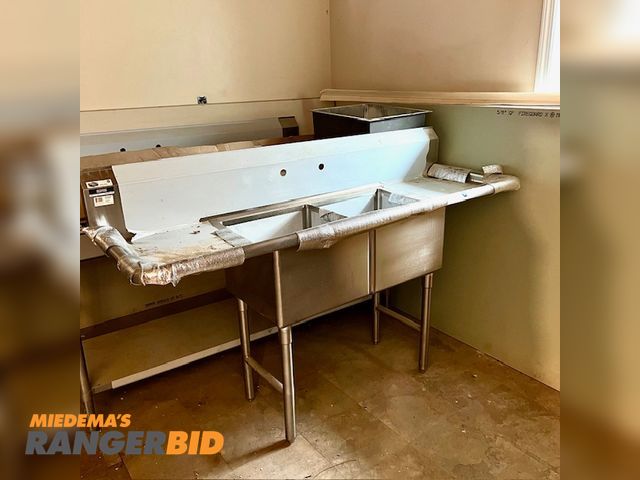 Lot 30-04 - 1 New Sauber Select PA1623 Stainless Steel Commercial sink and pre-rinse