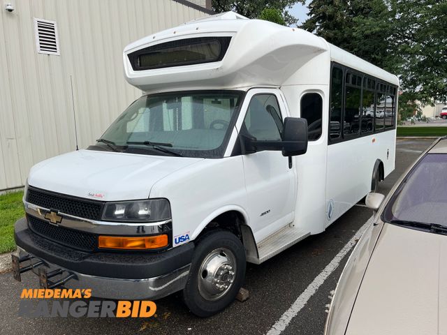 Lot 30-3833 - 2016 Chevrolet 4500 Express with a 6.0L V8 OHV 16V FFV engine. Bus