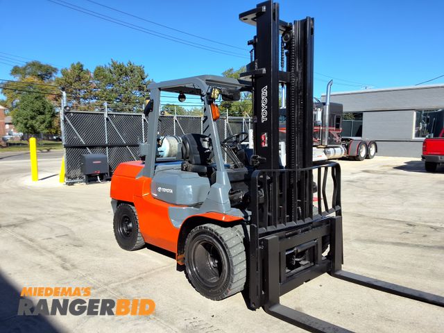 Lot 30-269 - Toyota 9,000lbs Capacity Pneumatic Forklift - See Video for Operation