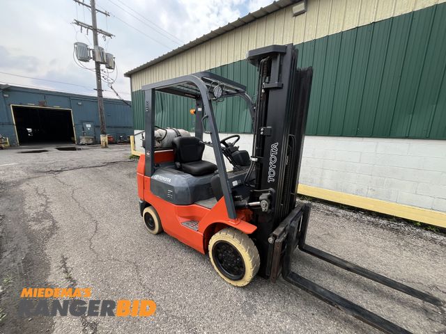 Lot 30-7777 - Toyota 7fgcu25 null Toyota forklift 3 stage with side shift
5000 LBS capacity 
Run and drive 
See vi...