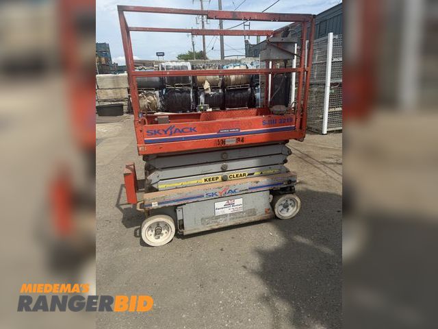 Lot 30-1212 - 2012 Skyjack Sj lll 3219 Scissor Lift 2012 skyjack 19 ft lift  high 24 volt charger building in hour...