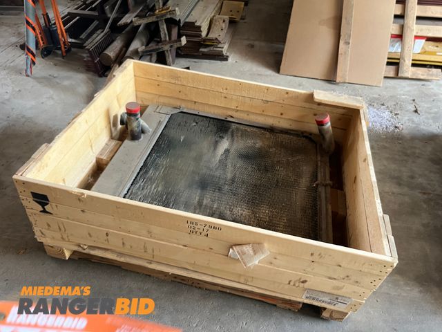 Lot 30-3905 - Large radiator, unknown what it fits. Seller will load.