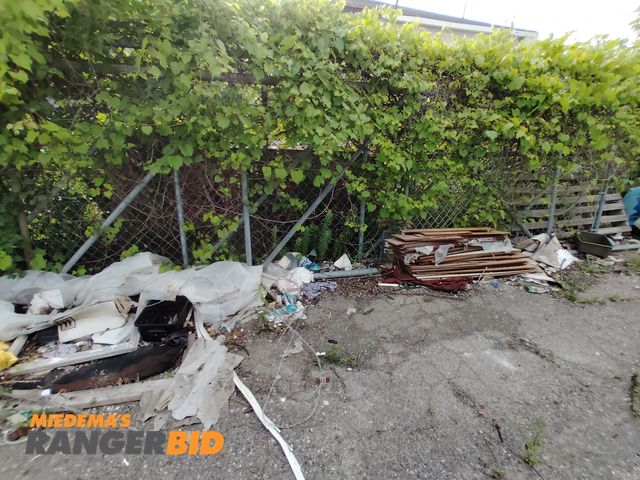 Lot 30-11291 - 20' galvanized rolling gate
 Comes with with a single pole, cantilever fence gate. Please bring pepp...