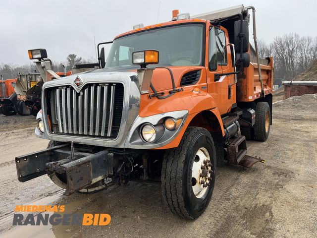 Lot 30-2358 - 2010 International 7400 SFA 4x2 with a 9.3L Engine Dump Truck