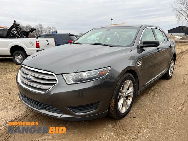 Lot 30-416 - 2015 Ford Taurus with a 3.5L V6 DOHC 24V engine. SE Sedan FWD