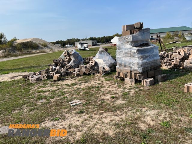 Lot 30-3424 - Retaining Wall Blocks and caps