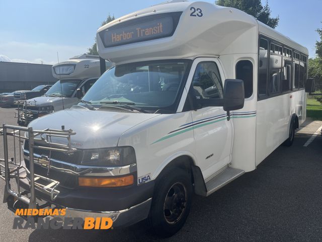 Lot 30-1111 - 2017 Chevrolet Express with a 6.0L V8 engine. 4500 Small Bus RWD