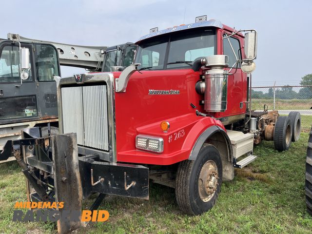 Lot 30-1537 - 2010 Western Star 4900 SA 6x4 with a 14.0L L6 DIESEL engine. Dump Truck