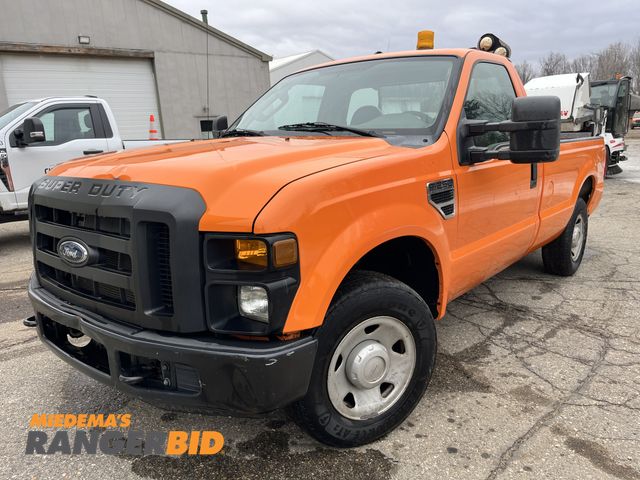 Lot 30-4573 - 2009 Ford F-250 Regular Cab Pickup Truck RWD