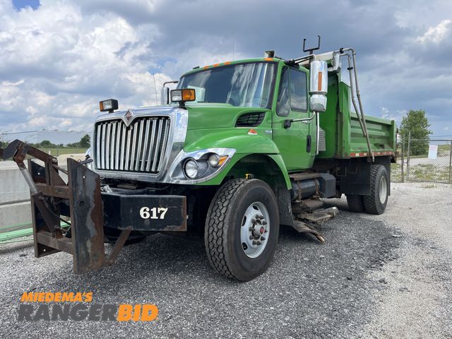 Lot 30-700 - 2008 International 7400 SFA 4X2 with a 7.6L L6 DIESEL engine. Dump Truck