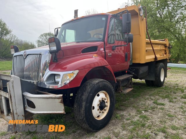Lot 30-4708 - 2003 International 7400 4X2 Dump Truck