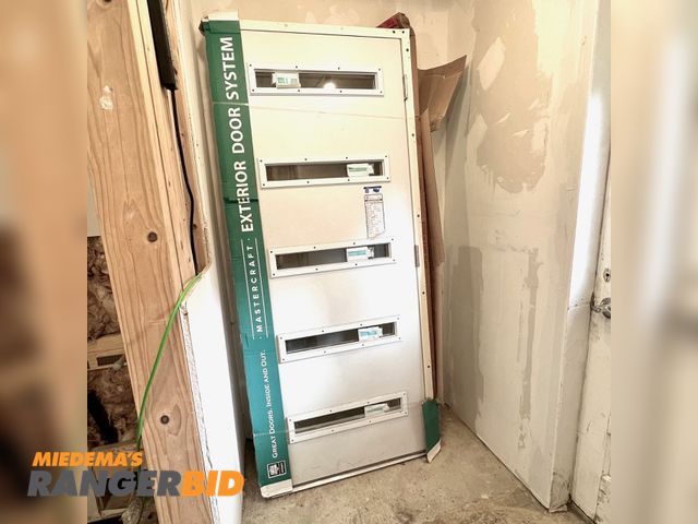 Lot 30-9773 - 1 Nastercraft 4145237 Prehung Steel 5 lite exterior door One (1) prehung Steel exterior door with five (5) horizontal openings, new in box.