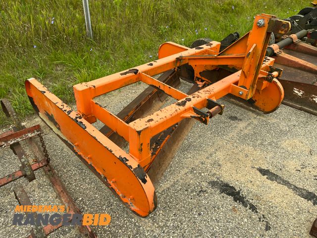 Lot 30-3576 - 6' Driveway Grader •	Municipality owned
•	Seller will load