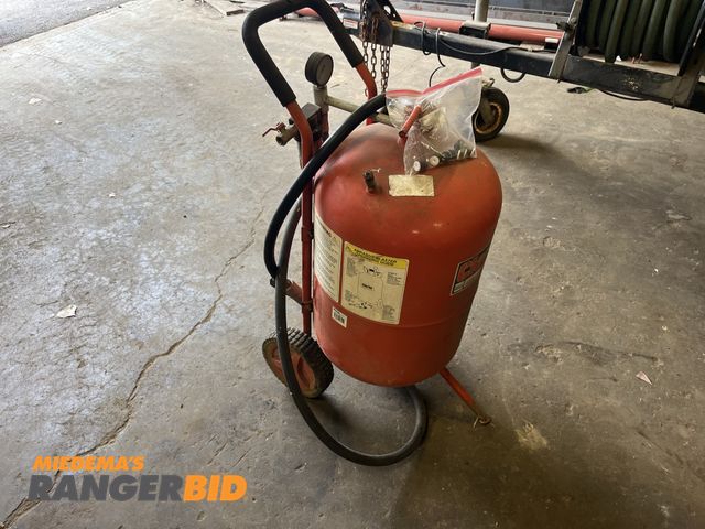 Lot 30-1764 - Clark 20 Gallon Abrasive Blaster SB9010A