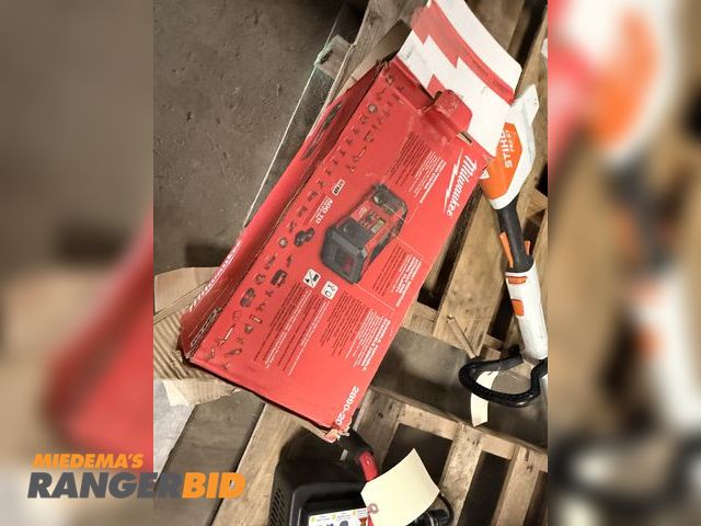 Lot 30-3311 - Milwaulkee M18 Radio Battery Powered