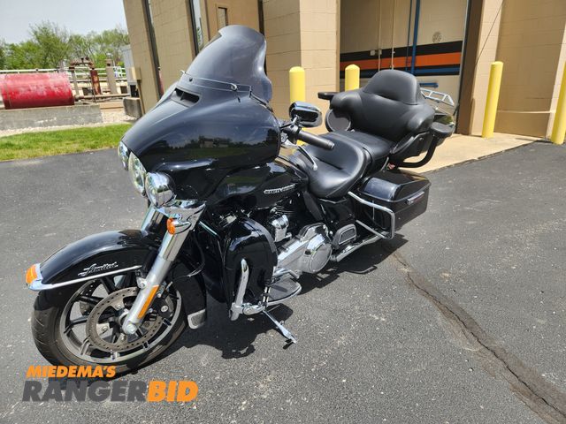 Lot 30-4545 - 2018 Harley Davidson 107 Milwaukee Eight Motorcycle