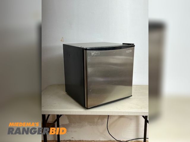 Lot 30-9800 - Supentown 1.6 cubic feet Mini Refrigerator/Freezer