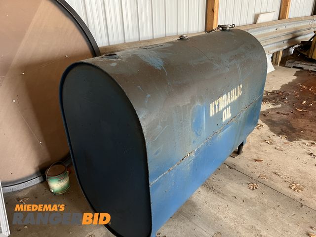 Lot 30-1724 - 300 gallon tank