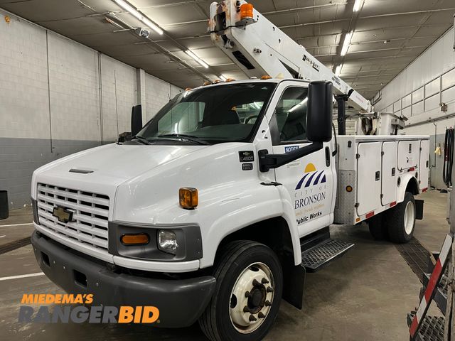 Lot 30-2770 - 2006 Chevrolet C4C042 with a 6.6L V8 OHV 32V TURBO DIESEL engine. Boom Truck / Bucket Truck / Aerial...