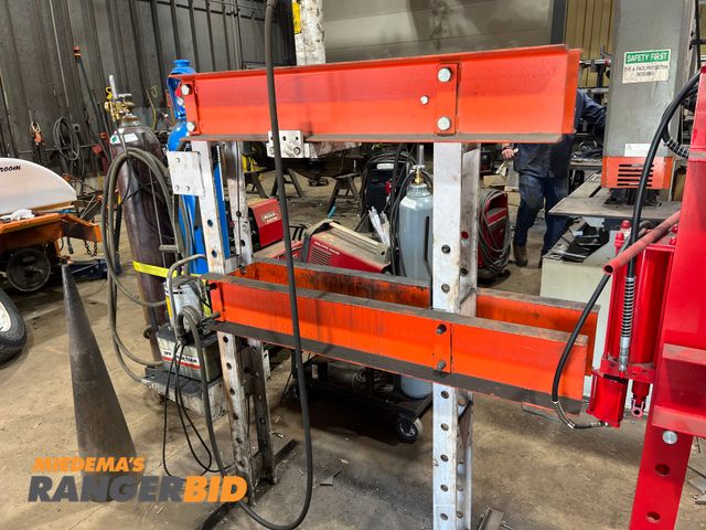 Lot 30-3999 - SPX Power Team 25 ton hydraulic press Electric Powered Municipality owned