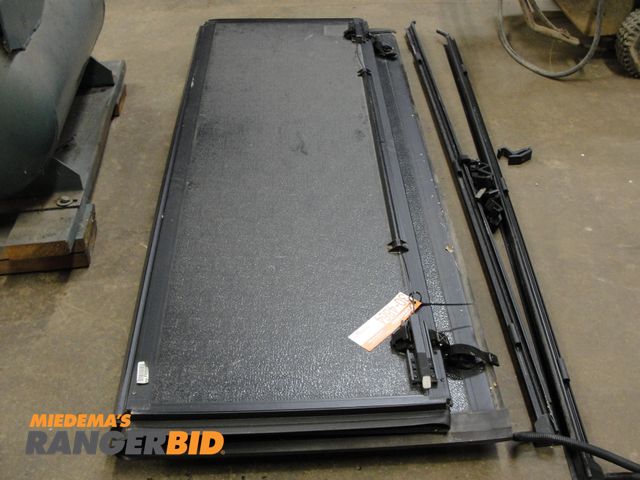 Lot 30-4864 - 1 2020 Tri-fold Tonneau cover Tri-fold tonneau cover with hardware