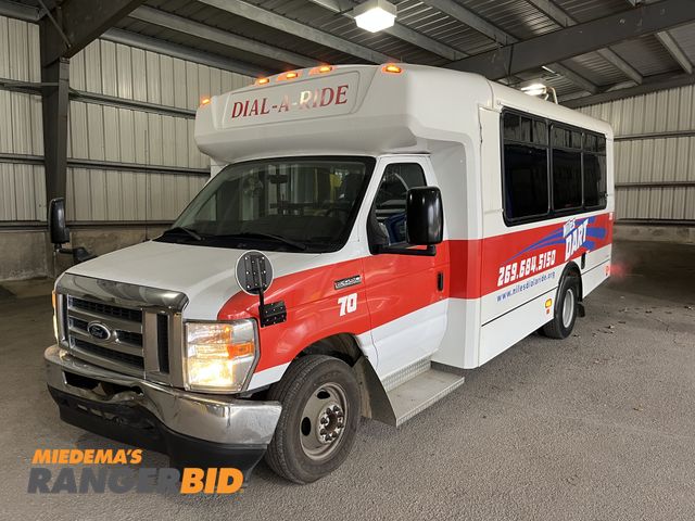 Lot 30-4232 - 2016 Ford E-450 Bus