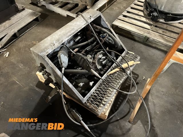 Lot 30-886 - Hydraulic controls