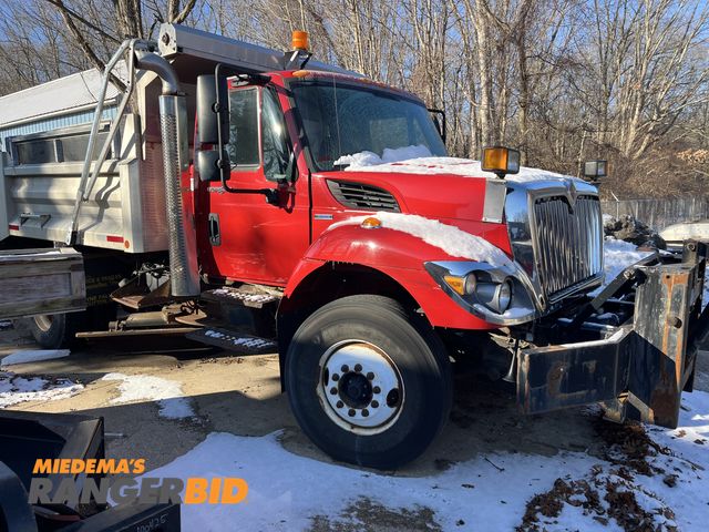 Lot 30-4548 - 2009 International 7400 SBA 4x2 Dump Truck